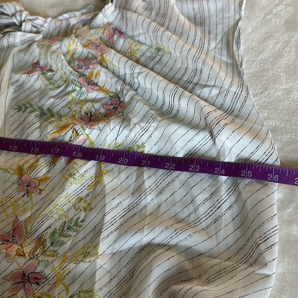 LC Lauren Conrad Gray White Embellished Short Sleeve Blouse EUC - Picture 4 of 7